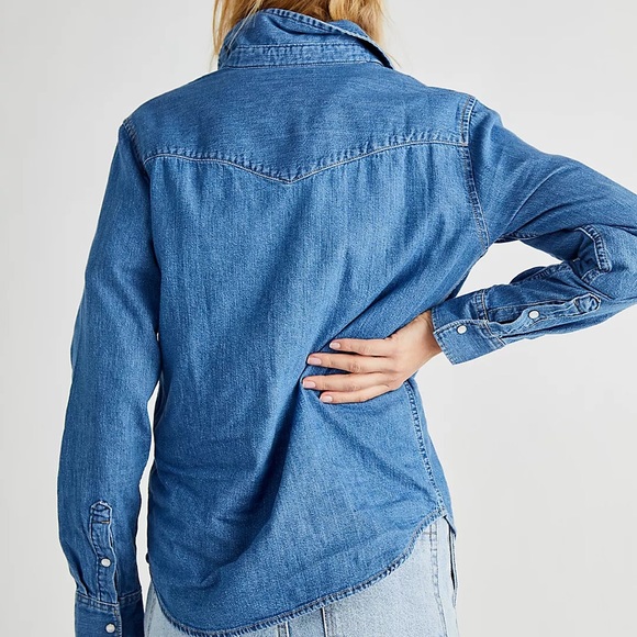 Levi’s Denim snap front long sleeve shirt. - Picture 4 of 8